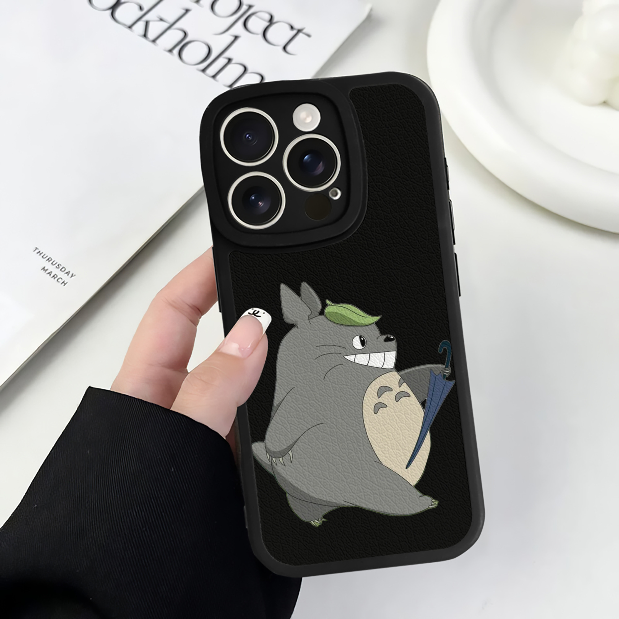 （画像用） となりのトトロ 草壁メイ 草壁サツキ My Neighbor Totoro Satsuki Kusakabe Mei Kusakabe 【iPhone 16シリーズ対応】シリコンスマホケース（レザー調） 材質：シリコン